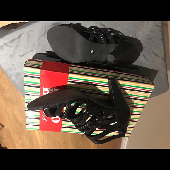 Bravo Browns Black Sandals Size 8 - Picture 3 of 4